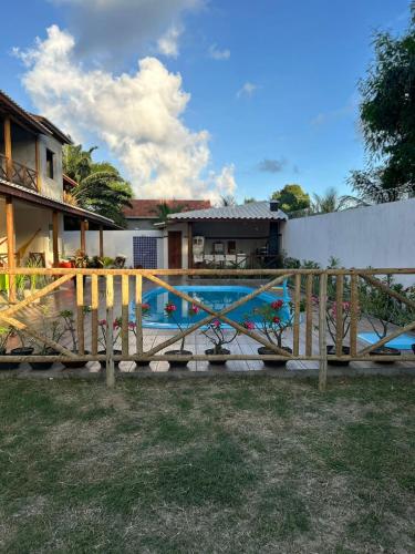 una casa con piscina y valla en Apart Recanto da Floresta, en Salvador