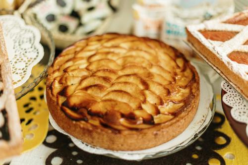a apple pie on a plate on a table at Hotel Dei Vicari in Scarperia