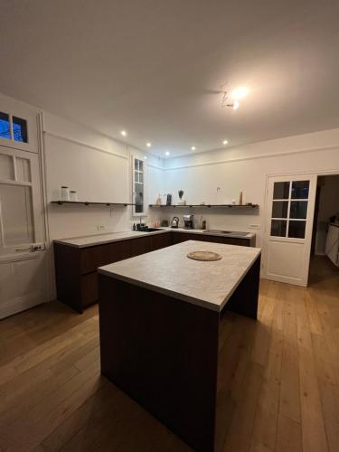 - une cuisine avec un îlot au milieu d'une pièce dans l'établissement Le Cottage Clecy, à Clécy