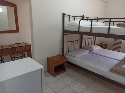 アテネにあるエリート ホテルのミラー付きの小さな部屋の二段ベッド2台