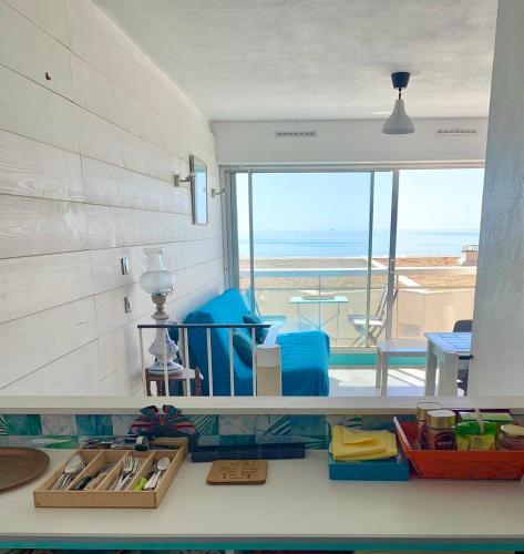 un salon avec vue sur l'océan dans l'établissement Carnon Appartement Duplex paisible Vue mer et accès plage !, à Mauguio