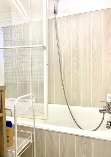 une salle de bain avec baignoire et douche dans l'établissement Carnon Appartement Duplex paisible Vue mer et accès plage !, à Mauguio