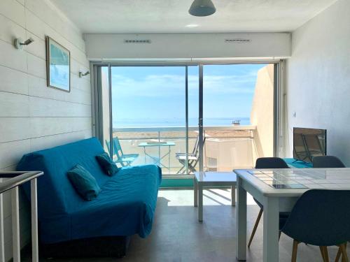 Cette chambre comprend un lit et une table avec vue. dans l'établissement Carnon Appartement Duplex paisible Vue mer et accès plage !, à Mauguio