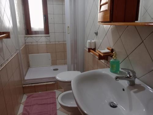 a bathroom with a sink and a toilet at M'arriposu in Realmonte