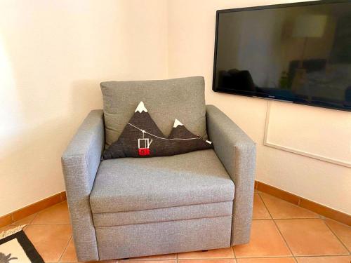 Télévision ou salle de divertissement dans l'établissement Apartment mit Bergblick kostenloser Parkplatz, WLAN, TV, Einbauküche