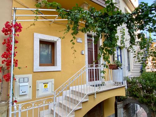 Το κτήριο όπου στεγάζεται  το διαμέρισμα