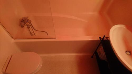 une salle de bain avec une baignoire, des toilettes et un lavabo dans l'établissement Résidence Lauzieres - Studio 5 personnes skis aux pieds et proche des commerces dans le village du Charvet à Arc 1800 MAE-1752, à Arc 1800