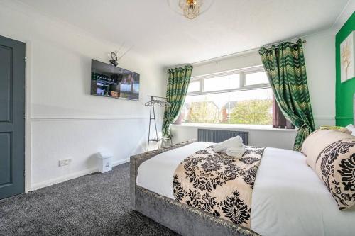 a bedroom with a bed and a window at *328OL* For your relaxed & Cosy stay + Parking in Leeds