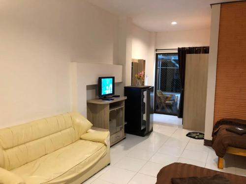 TV a/nebo společenská místnost v ubytování Sandee Place Mountain View Hotel โรงแรมแสนดีเพลส เมาเท่นวิว จอมทอง