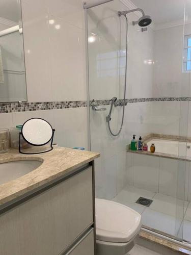 W łazience znajduje się prysznic, toaleta i umywalka. w obiekcie Sobrado Charmoso e Aconchegante / Santa Felicidade PR w mieście Kurytyba