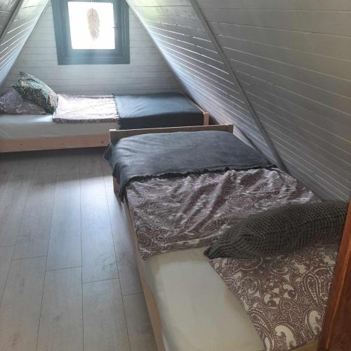 um quarto com duas camas numa tenda em domek good vibes B em Gnieżdżewo