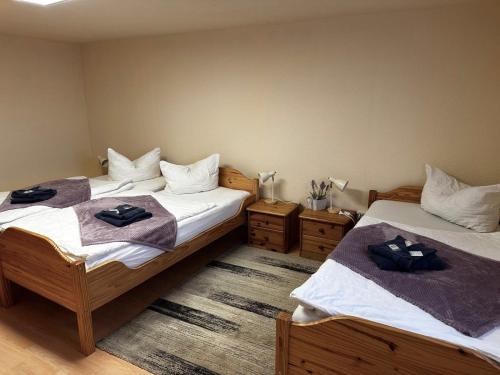 2 łóżka w pokoju z ręcznikami w obiekcie Pension Lavendel w mieście Harztor