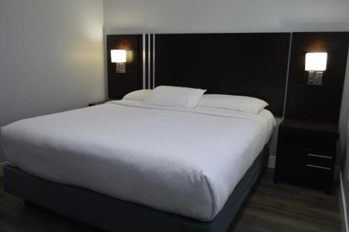 Ένα ή περισσότερα κρεβάτια σε δωμάτιο στο Fairview Inn & Suites