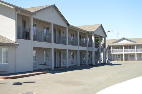 een groot appartementencomplex met een parkeerplaats bij Fairview Inn & Suites in Healdsburg