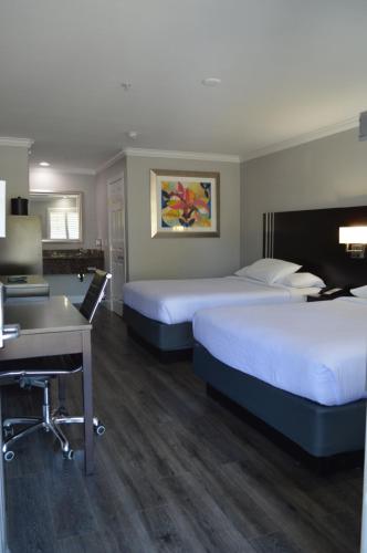 Ένα ή περισσότερα κρεβάτια σε δωμάτιο στο Fairview Inn & Suites