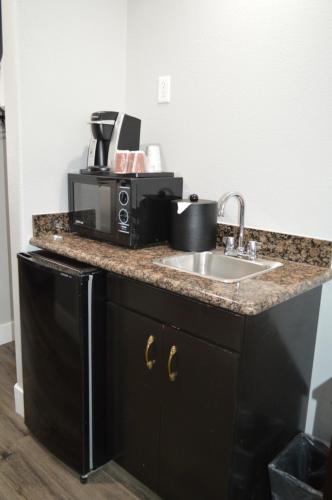 Η κουζίνα ή μικρή κουζίνα στο Fairview Inn & Suites