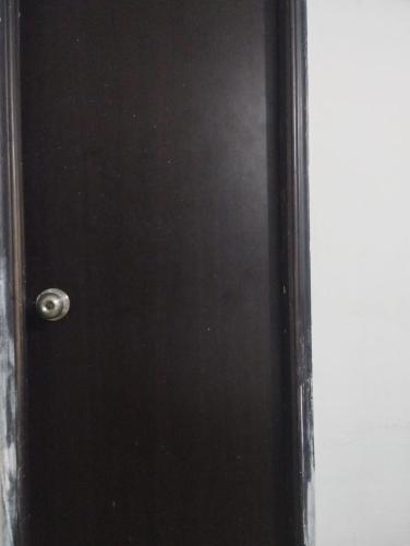 une porte noire avec une poignée de porte argentée dans l'établissement Habitación, à Valledupar
