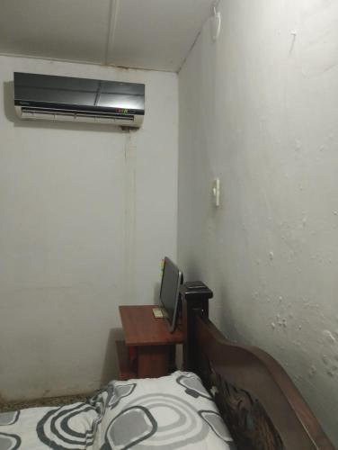 - une chambre avec un lit, un bureau et un radiateur dans l'établissement Habitación, à Valledupar