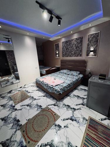 Zimmer mit 2 Betten und Marmorboden in der Unterkunft بورتو السخنة in Ain Suchna