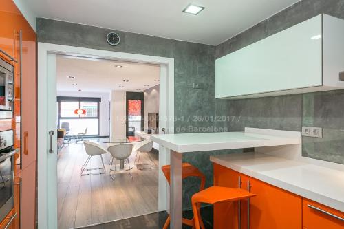 cocina con encimera y comedor en Apartment 15' to Sagrada Familia, en Barcelona