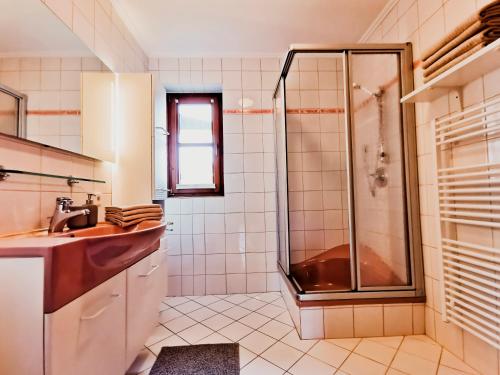 bagno con doccia e lavandino di Haus Schlager "dasFerienhaus" ad Annaberg im Lammertal