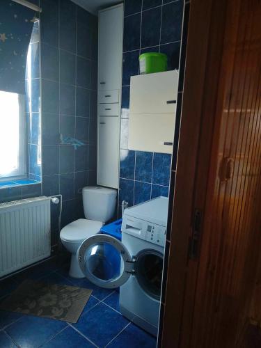 La salle de bains est pourvue de toilettes et d'un lave-linge. dans l'établissement Kwatery -pokoje pracownicze, tanie noclegi, à Białogard