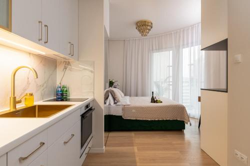 ワルシャワにあるLuxury Design Apartments - Warsaw Tower Bliska Wolaの白い小さなキッチン(ベッド1台付)