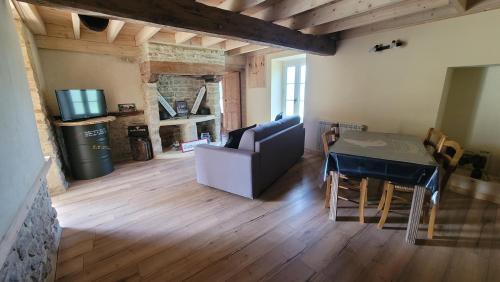 un salon avec un canapé et une table dans l'établissement Gîte au cœur du dday, à Brévands