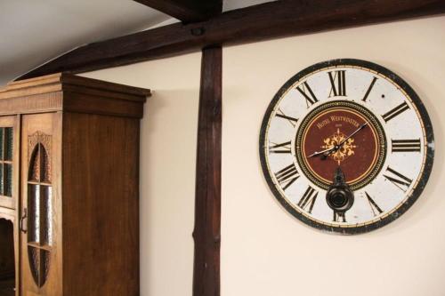 eine große Wanduhr mit römischen Ziffern in der Unterkunft Efeu 4 Pers in Röbel