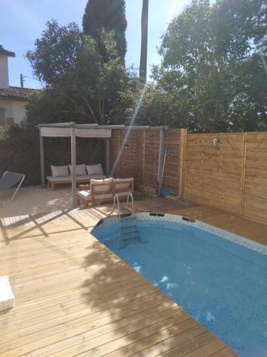 une piscine avec une fontaine dans l'arrière-cour dans l'établissement Maison au centre de Cahors, à Cahors