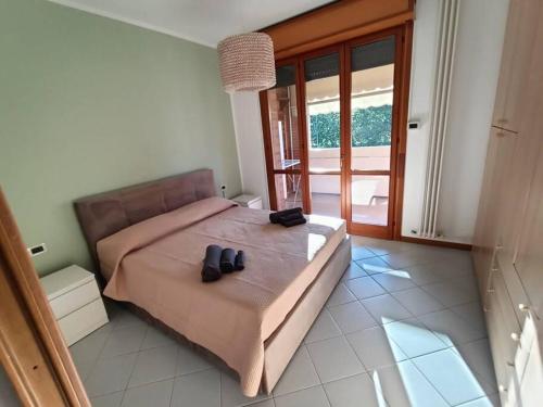 een slaapkamer met een groot bed met schoenen erop bij Le Due Isole in Bologna
