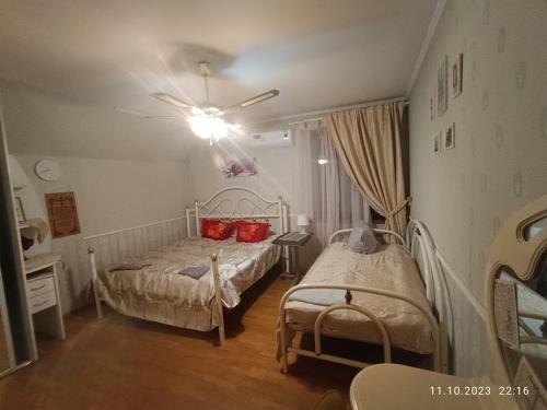 Cama o camas de una habitación en Приватний Будинок з Каміном, у Центрі Міста , вул Стрєльцова, 21