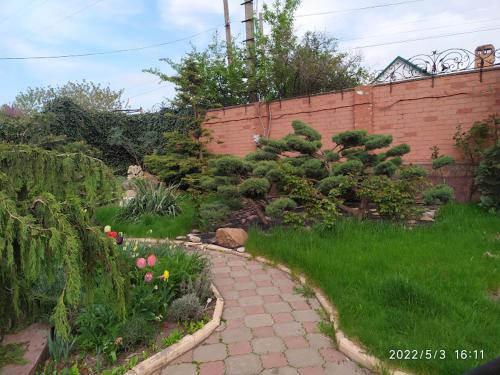Jardín al aire libre en Приватний Будинок з Каміном, у Центрі Міста , вул Стрєльцова, 21