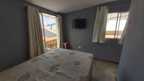 a bedroom with a bed and a window at Hostel Jardim da Saúde in Sao Paulo