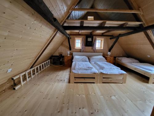 sypialnia z 2 łóżkami na poddaszu w obiekcie Roubenka Jizerka v horách Jizerských w mieście Tanvald