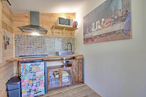 une cuisine avec un comptoir et un évier dans une pièce dans l'établissement incroyable cabane perchée avec spa et vue panoramique au calme Le Mas des faraches, à Solliès-Toucas