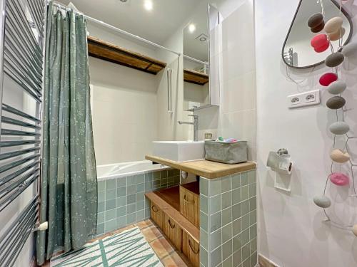y baño con lavabo y ducha. en Bastide provençale proche Aix-en-Provence, en Peynier