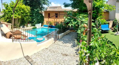 un patio trasero con piscina y una casa en Bastide provençale proche Aix-en-Provence, en Peynier