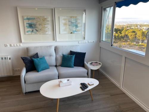 uma sala de estar com um sofá e uma mesa em The luxury suite em Alicante