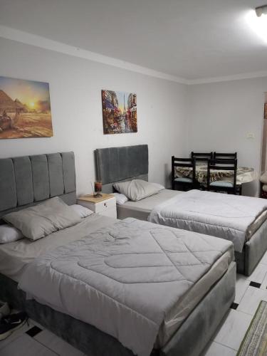 1 Schlafzimmer mit 2 Betten und einem Sofa in der Unterkunft شاليه في المعموره in Alexandria