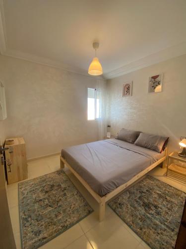 een slaapkamer met een groot bed in een kamer bij Riad dari in Skhirat
