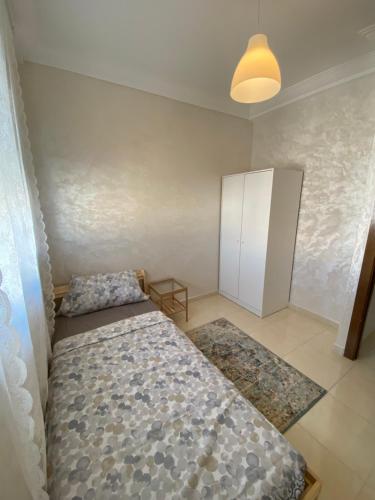 een slaapkamer met 2 bedden en een witte kast bij Riad dari in Skhirat