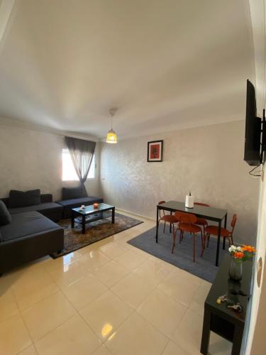 een woonkamer met een bank en een tafel bij Riad dari in Skhirat