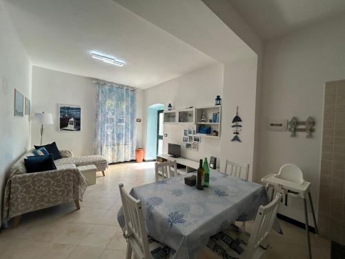 ラヴァーニャにあるLa casa nel verdeのテーブルとソファのあるリビングルーム