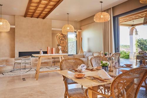 - un salon avec une table et des chaises dans l'établissement La Bastide Saint Georges & Spa, à Forcalquier