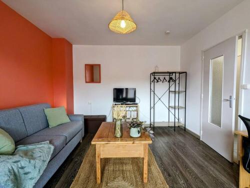 ein Wohnzimmer mit einem Sofa und einem Couchtisch in der Unterkunft The place to be, parking gratuit in Roanne