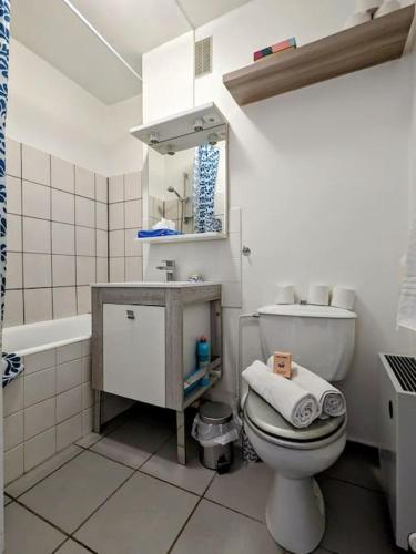 une salle de bain avec toilettes, lavabo et baignoire dans l'établissement The place to be, parking gratuit, à Roanne
