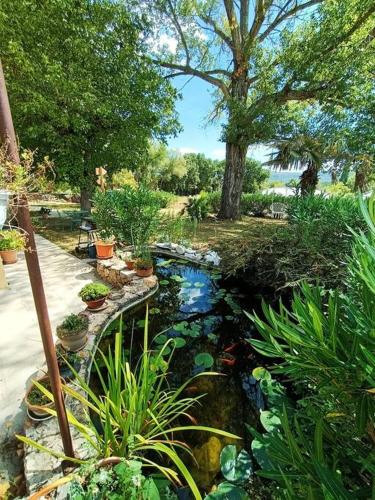 Photo de la galerie de l'établissement Appartement avec piscine, à Villecroze
