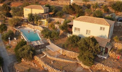 eine Luftansicht auf ein Haus und einen Pool in der Unterkunft Melolia Estate in Thiva