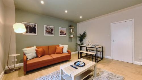 A seating area at Spacious Central Duplex Apartment with 2 Bathrooms with Free Wi-Fi, Parking and Keyless Access, Sleeps up to 9 - Perfect for Groups